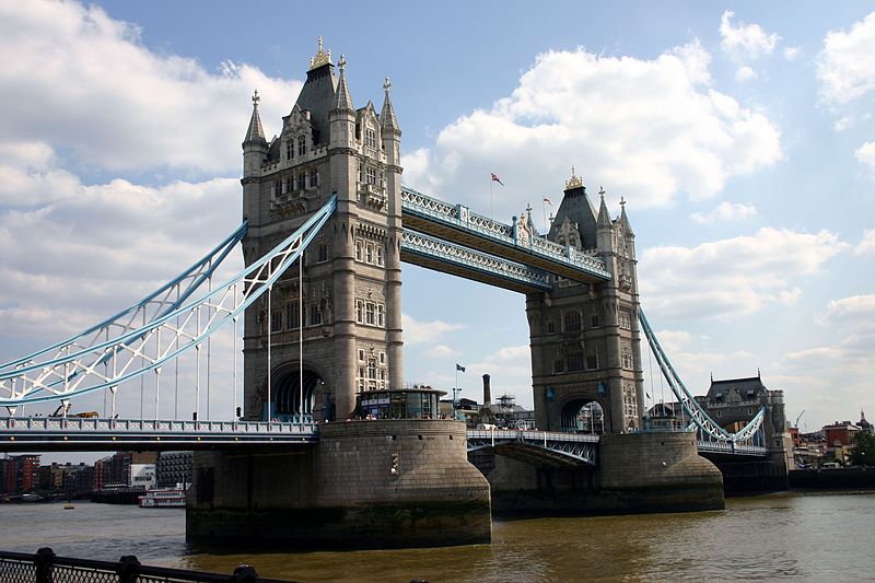 800px-LondonTowerBridge2004-08-03